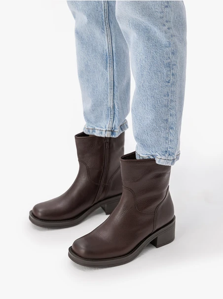 Braun genarbte Lederstiefel