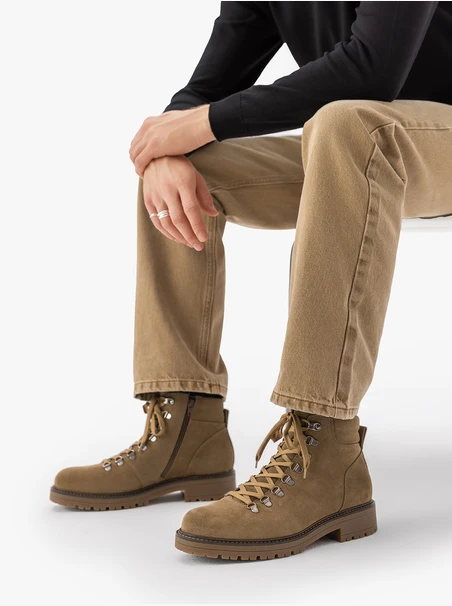 Stiefel aus olivfarbenem Veloursleder