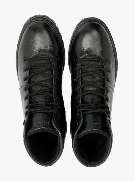 Schwarze Herrenstiefel mit leichter Sohle