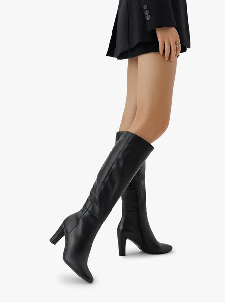 Schwarze hochhackige Stiefel aus genarbtem Leder