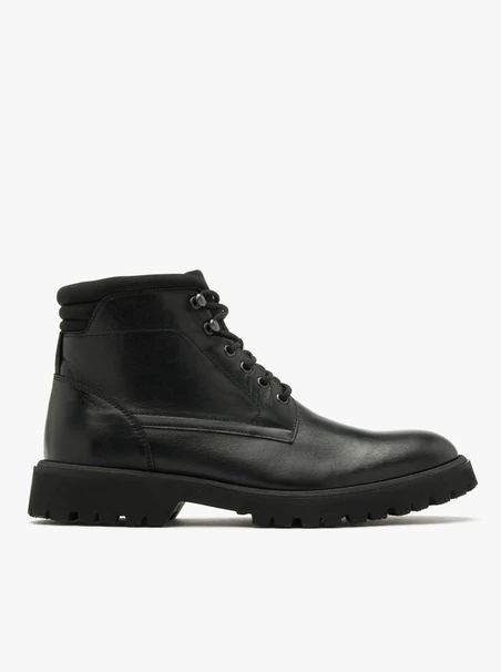 Schwarze Herrenstiefel mit leichter Sohle