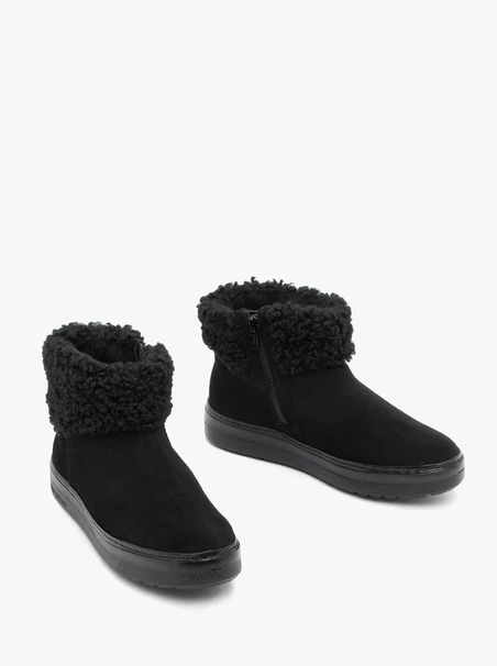 Schwarze Schneestiefel mit Fell