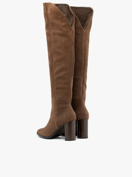 Braune hohe Stiefel aus Veloursleder