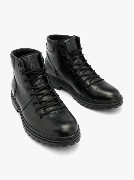 Schwarze Herrenstiefel mit leichter Sohle