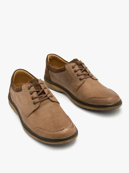 Braune Halbschuhe mit dekorativer Perforation