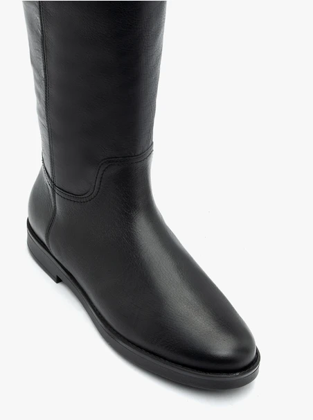 Schwarze flache Lederstiefel