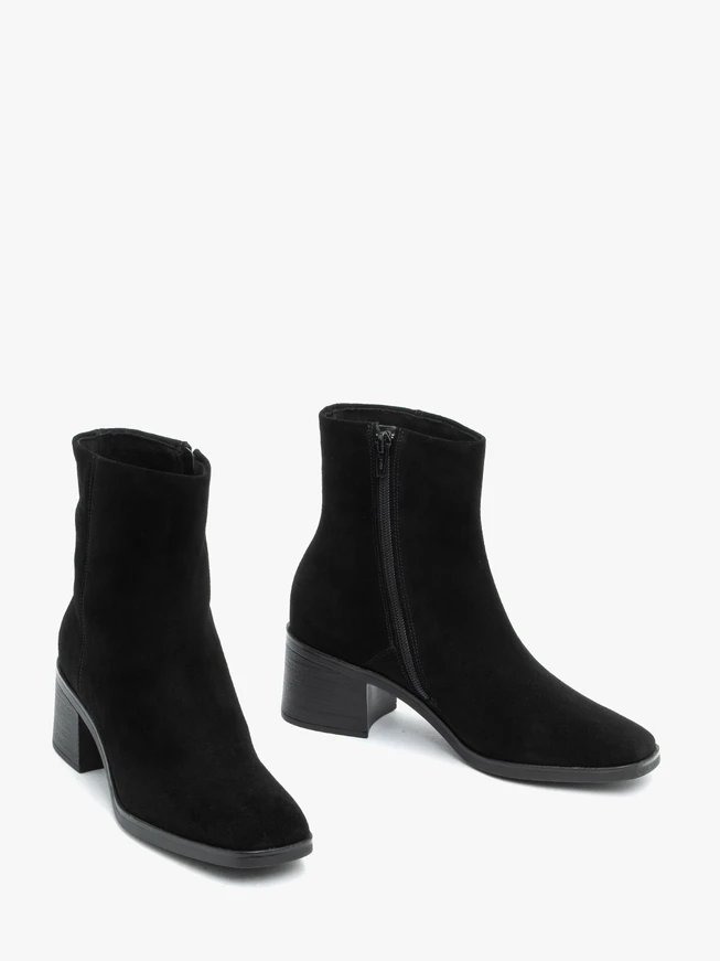Schwarze klassische Velourslederstiefel