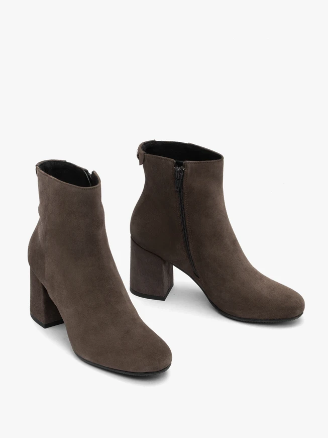 Stöckelschuhe aus braunem Velours