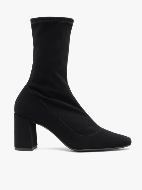 Schwarze, höhere Sockenstiefel mit Stilettoabsatz