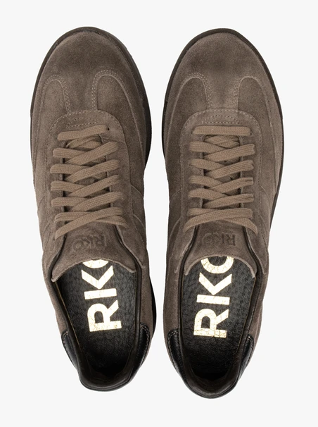 Braune sportliche Schnürhalbschuhe