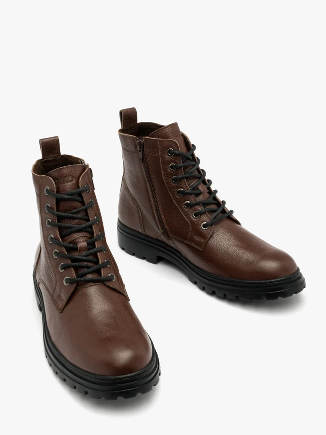 Braune Herrenstiefel auf leichter Sohle
