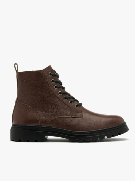 Braune Herrenstiefel auf leichter Sohle