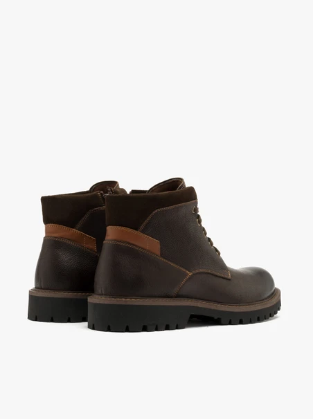 Dunkelbraune Herrenstiefel mit leichter Sohle