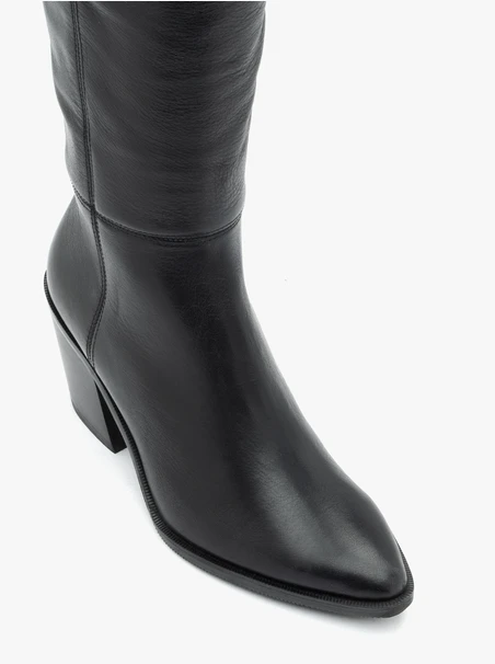 Schwarz genarbte Lederstiefel