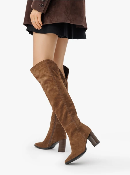 Braune hohe Stiefel aus Veloursleder