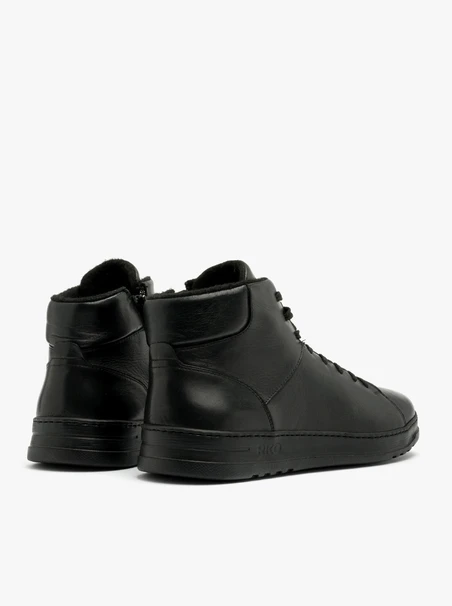 Schwarze Herrenstiefel mit leichter Sohle