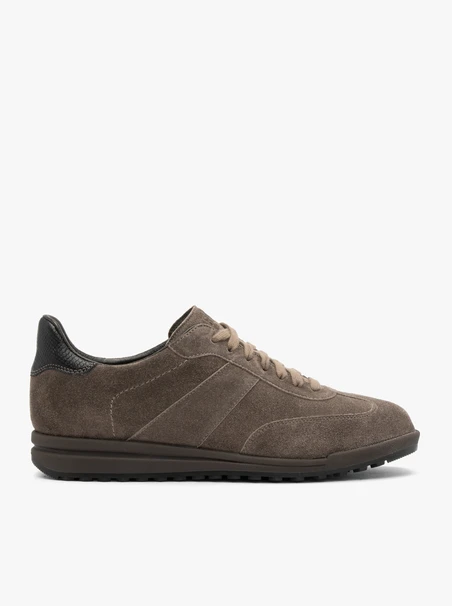 Braune sportliche Schnürhalbschuhe