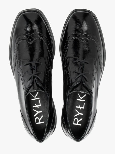 Schwarz lackierte Halbschuhe