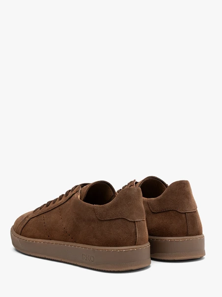 Braune Velours-Sporthalbschuhe