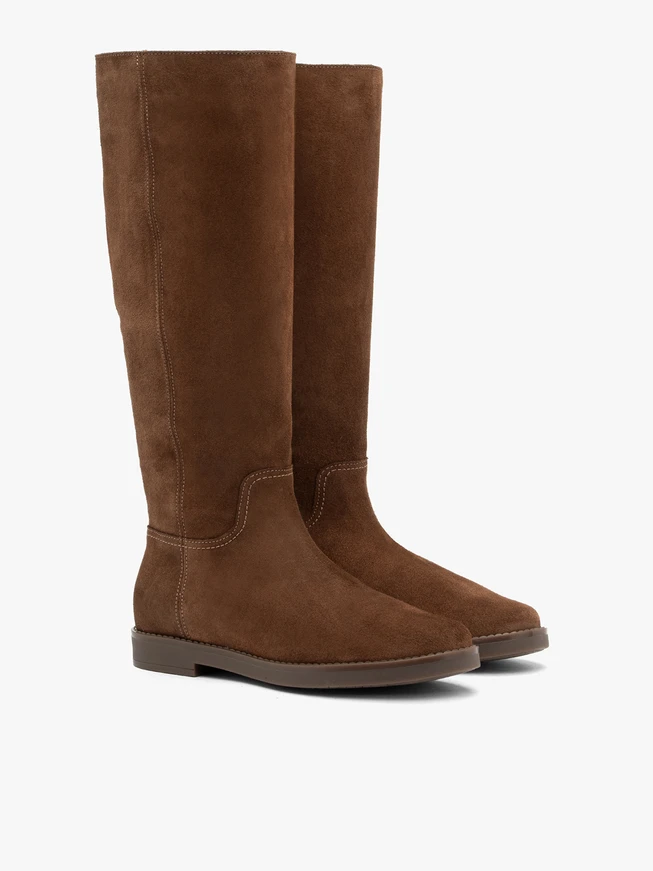 Flache Stiefel aus braunem Veloursleder
