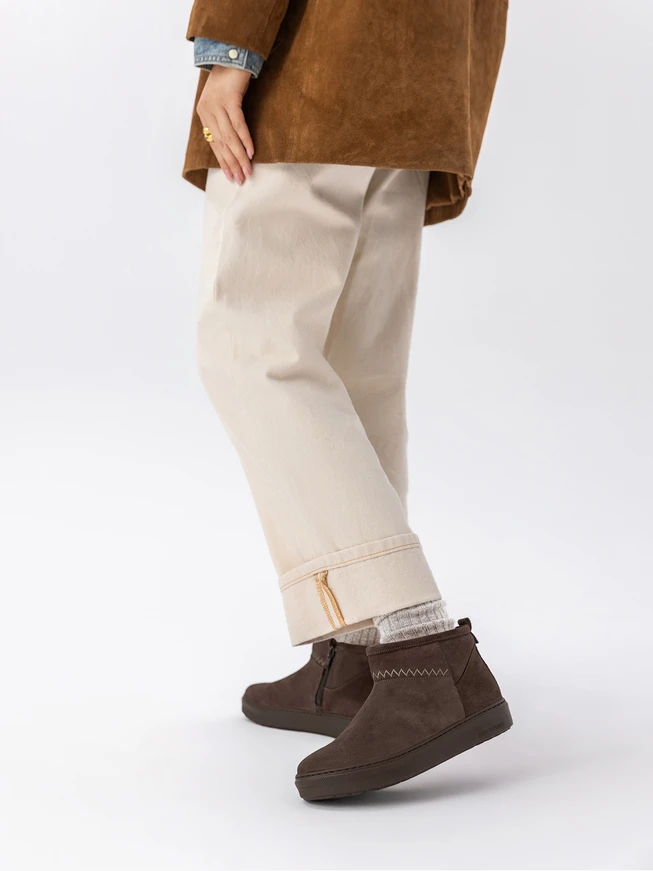 Braune kurze Schneestiefel mit Nähten