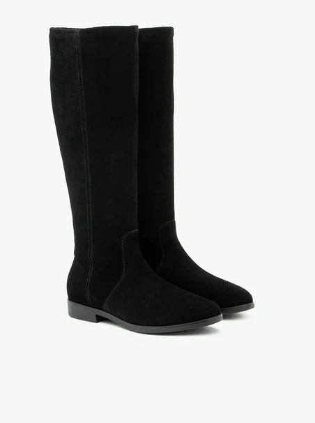 Flache Stiefel aus schwarzem Veloursleder