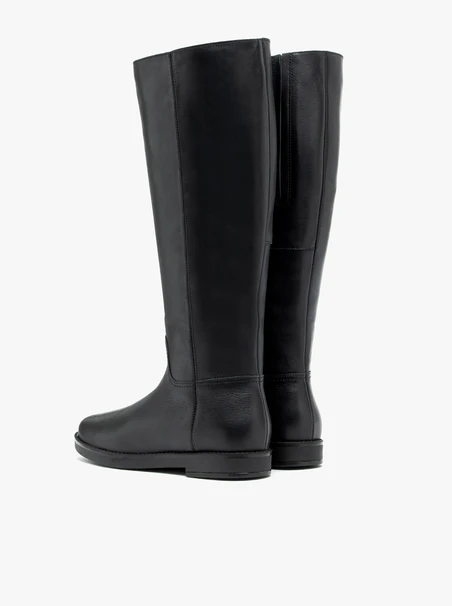 Schwarze flache Lederstiefel