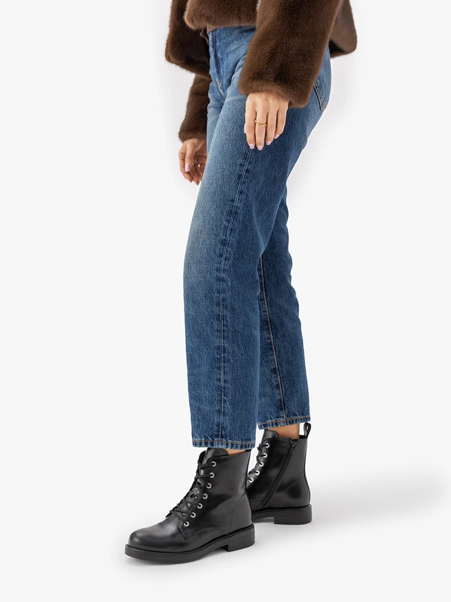 Schwarz genarbte Lederstiefel