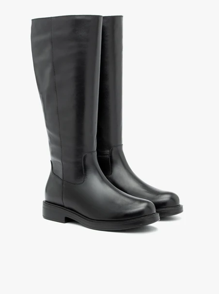 Schwarz genarbte Lederstiefel