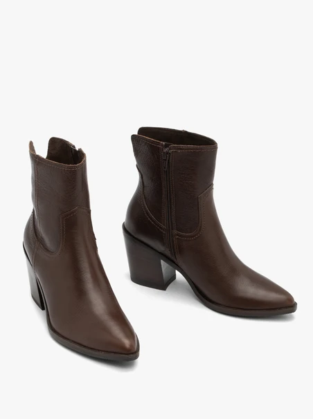 Braune Lederstiefel mit Stilettoabsatz