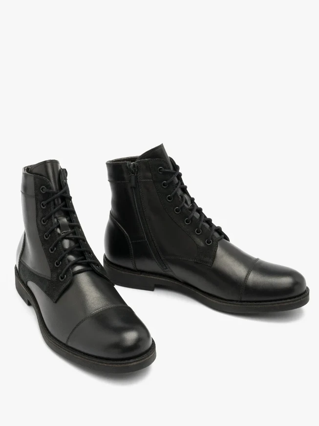 Schwarze Stiefel mit Ziernähten