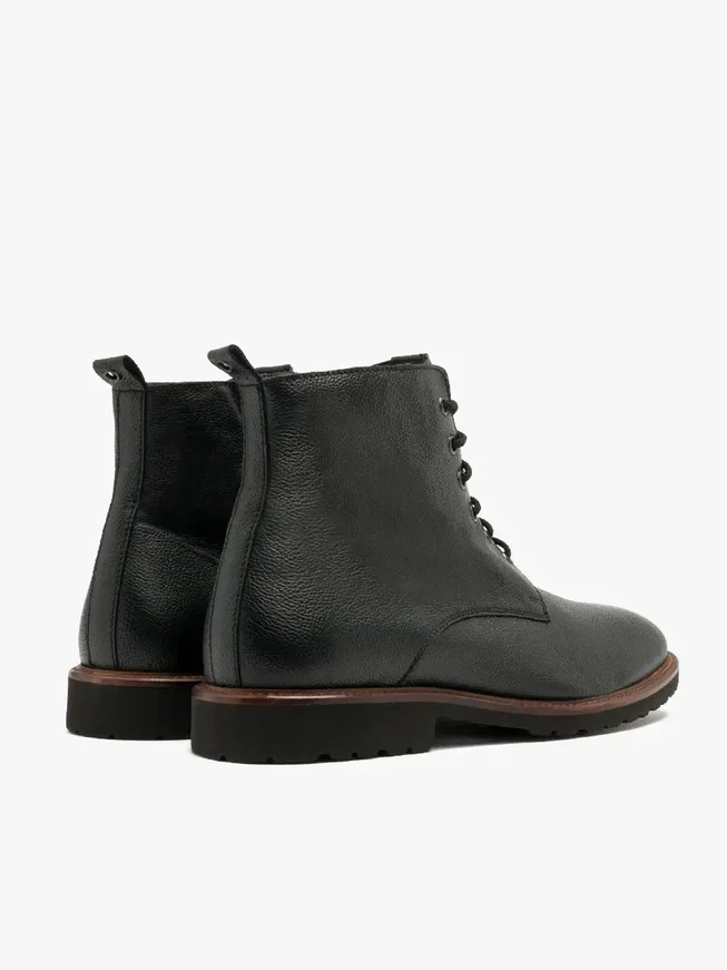 Schwarze Herren-Turnschuhe mit einem dekorativen Saum an der Unterseite