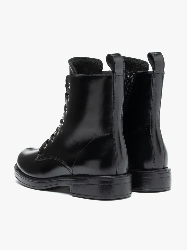 Schwarz genarbte Lederstiefel