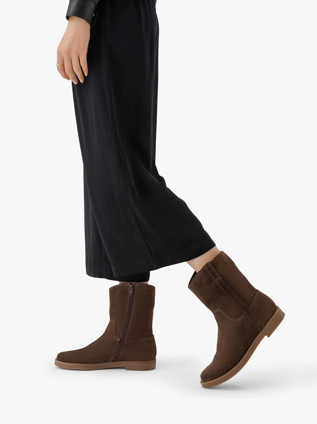 Flache Stiefel aus braunem Veloursleder