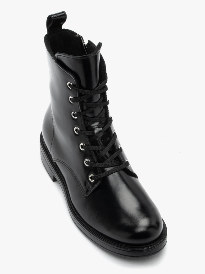 Schwarz genarbte Lederstiefel
