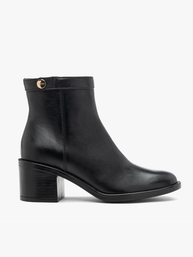 Schwarze Stiefel mit klassischem Absatz