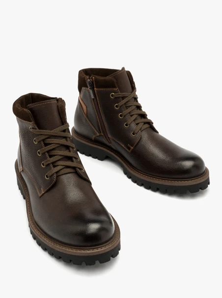 Dunkelbraune Herrenstiefel mit leichter Sohle