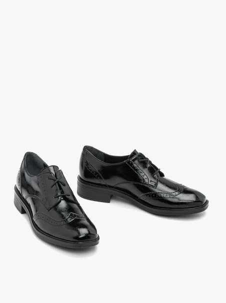 Schwarz lackierte Halbschuhe
