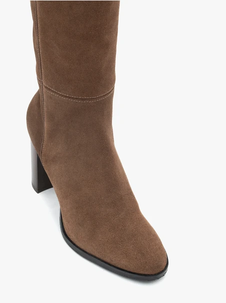 Braune hohe Stiefel aus Veloursleder