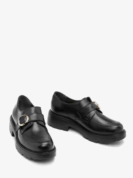 Halbschuhe aus schwarzem Narbenleder