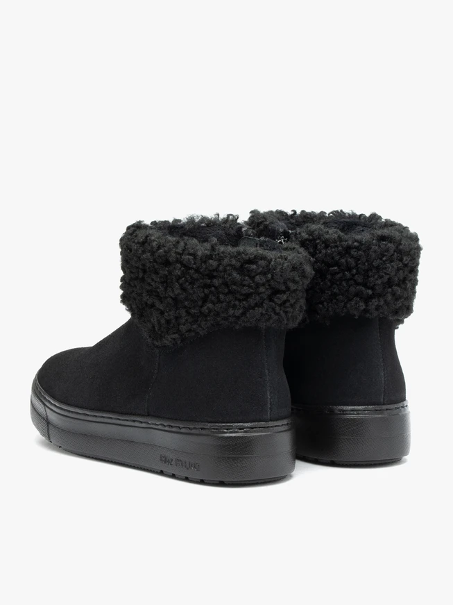 Schwarze Schneestiefel mit Fell