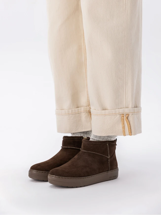 Kastanienbraune kurze Schneestiefel