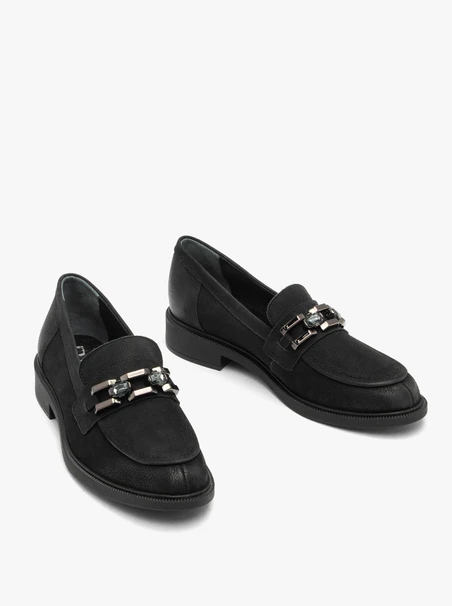 Schwarze elegante Mokassins mit Kette