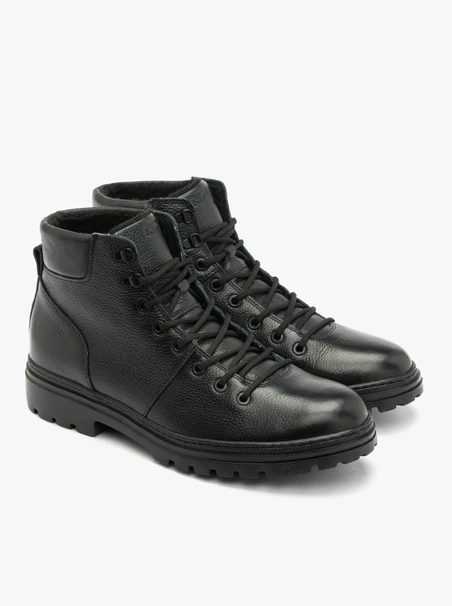 Schwarze Herrenstiefel mit leichter Sohle