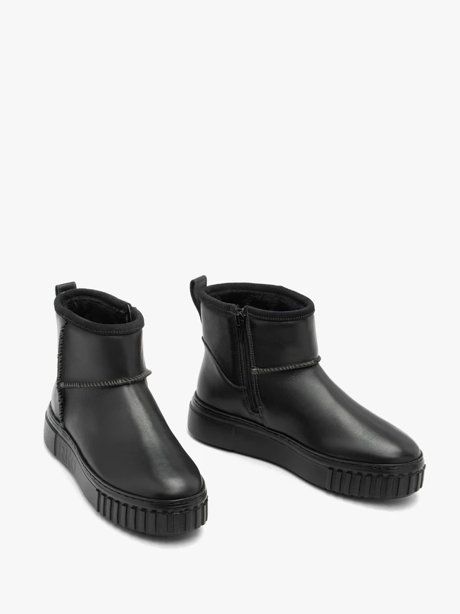 Schwarze kurze Schneestiefel