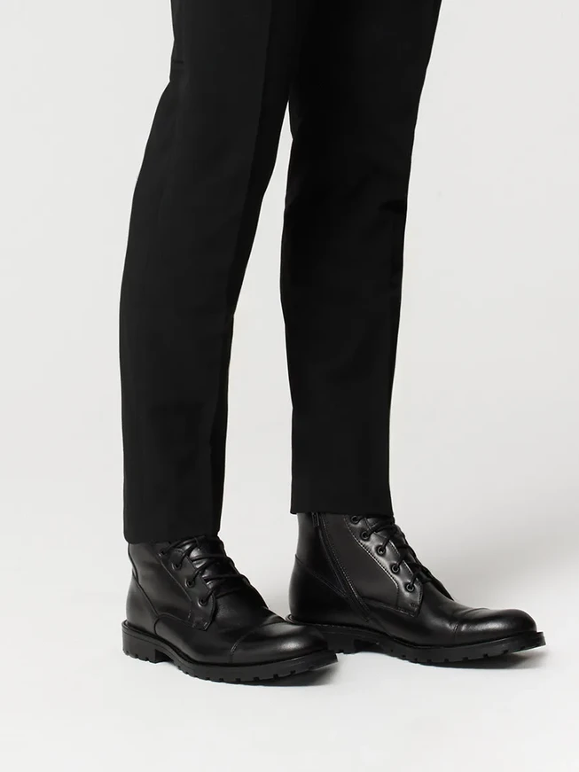 Schwarze Stiefel mit Ziernähten