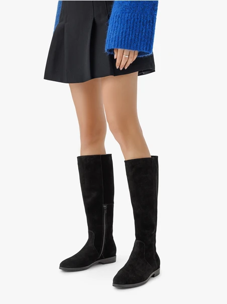 Flache Stiefel aus schwarzem Veloursleder