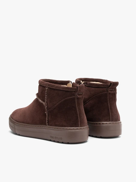 Kastanienbraune kurze Schneestiefel