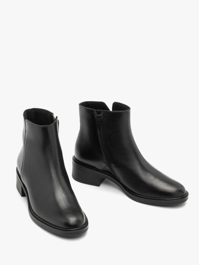 Schwarze klassische Stöckelschuhe