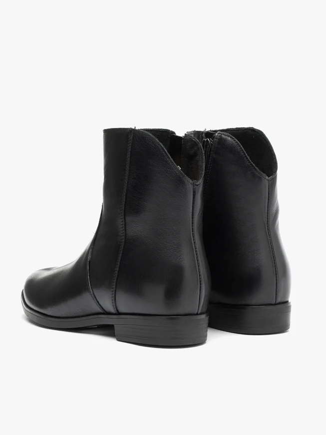 Schwarze kurze Cowboystiefel